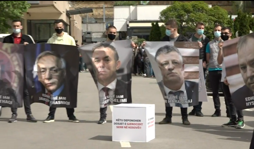 PDK realizon aksion para Ministrisë së Jashtme me fotot e të akuzuarve në Hagë