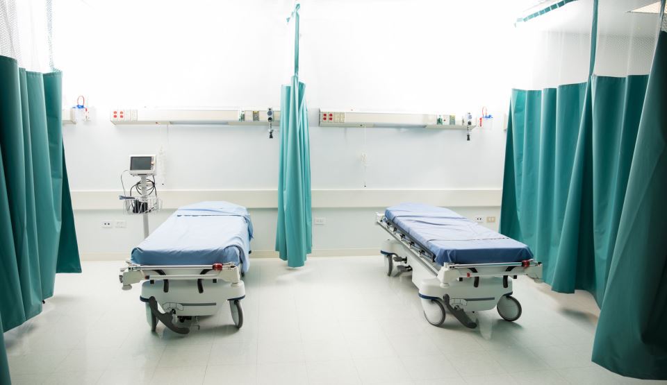 Spitali blenë 20 mijë euro perde e s’ka barna, pacientët i blejnë ato vetë