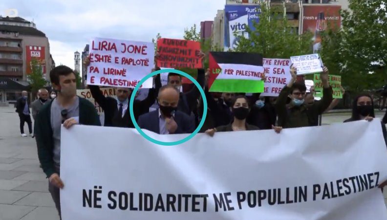 Imami që drejtoi një organizatë për terrorizëm, i priu sot marshit pro-palestinezëve në Prishtinë