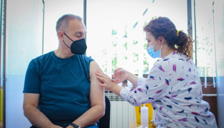 Zv Kryeministri Grubi vaksinohet dhe apelon qytetarët që të vaksinoheni