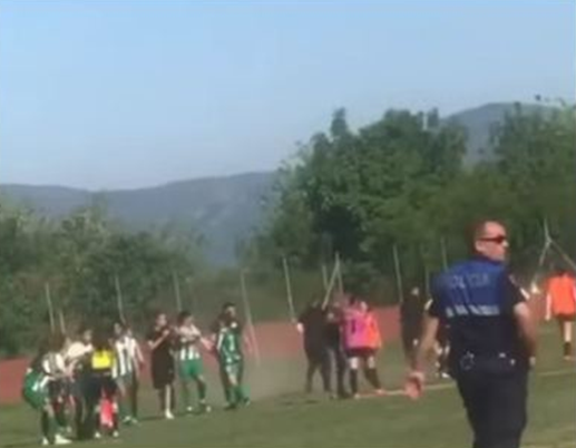 Plas sherri në futbollin shqiptar për femra, arbitrja nxjerr 3 kartonë të kuq