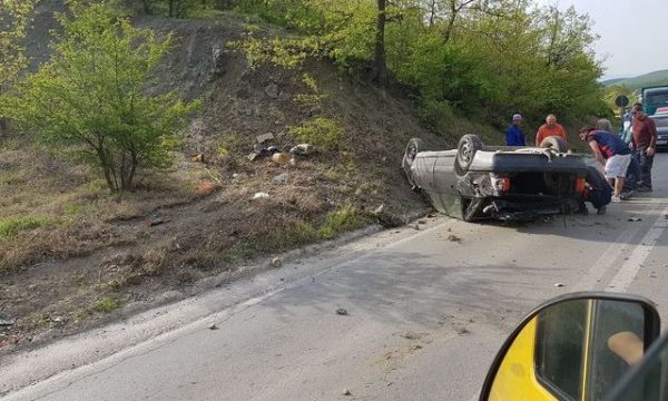 Në rrugën Gjilan-Prishtinë, Rrokulliset një veturë tre të lënduar