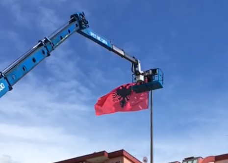 Vendoset flamuri kuq e zi në Bazhdarhane të Prizrenit, qytetarët kërkojnë edhe flamurin e Kosovës