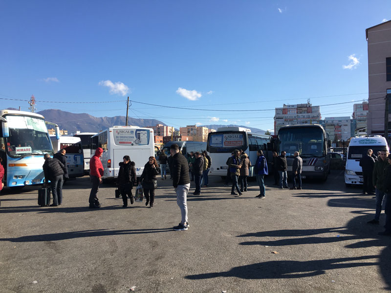 Protestë në Korçë/ Shoferët e autobusëve protestojnë për çmimin e qëndrimit në terminal