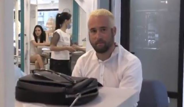 E kishte ofenduar Xhakën, gazetari zviceran detyrohet t’i lyej flokët e bardha