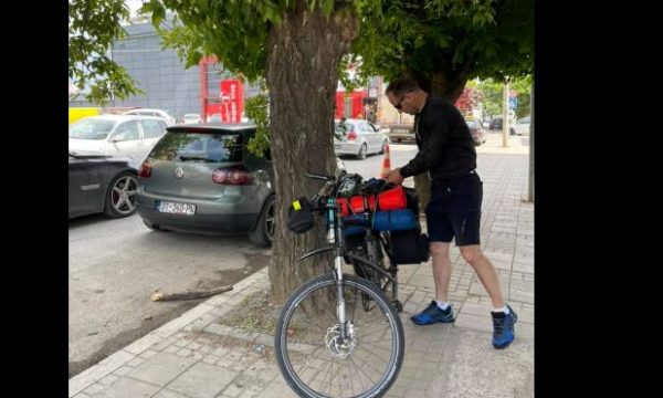 Me biçikletë nga Kosova në Zvicër, polici bën ëndrrën realitet