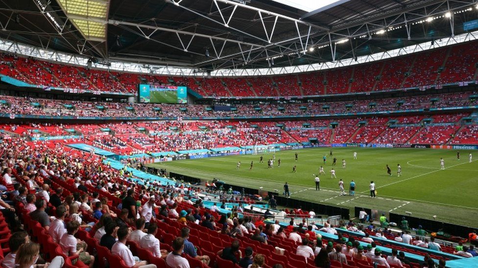 Frika e zhvendosjes së finales së EURO 2020 nga Wembley/ Britania e Madhe “dorëzohet” para UEFA