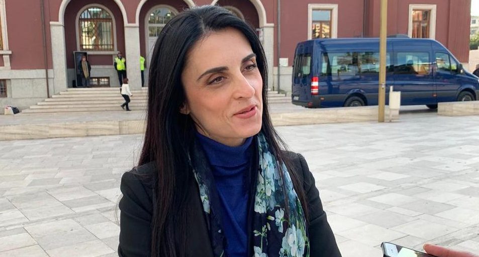 Kryebashkiakja e Durrësit Emirjana Sako i jep 500 Milion Lekë për pastrimin e Ishmit, Rasim Dacit