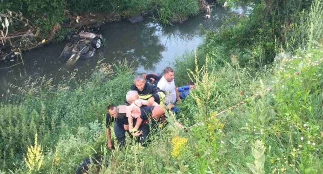 Makina del nga rruga dhe bie në lumin Morava, humb jetën shqiptarja
