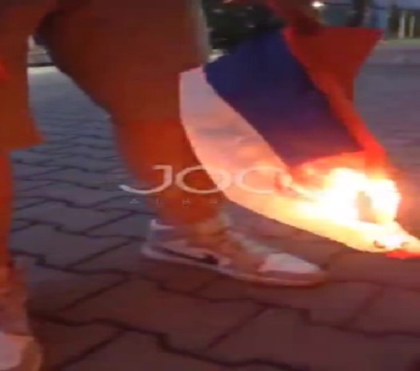 Digjet flamuri serb në Tiranë