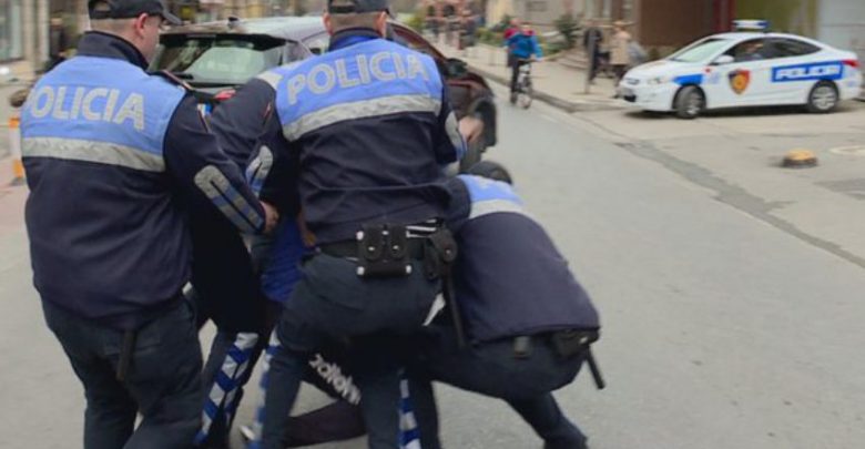 Plas sherri mes policit dhe qytetarit/ I riu: E qëllova se më tha “o b*thq*r më shkele këpucët, i kam blerë 200 euro”