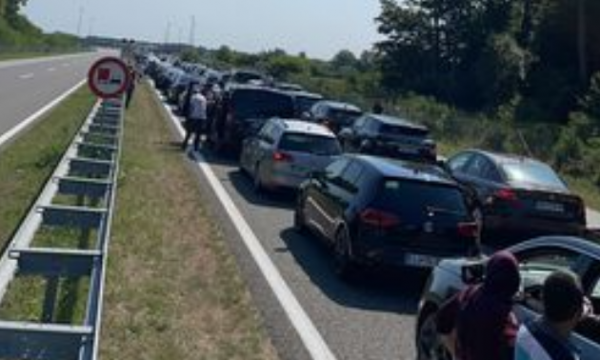 Mërgimtarët drejt Kosovës, kolona deri 20 kilometra në kufirin Kroaci-Serbi