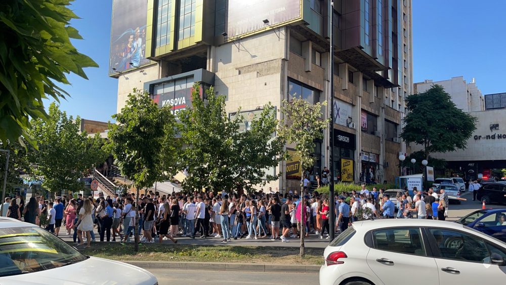 Fansat që vrapojnë pas Azetit në rrugët e Prishtinës (Video)