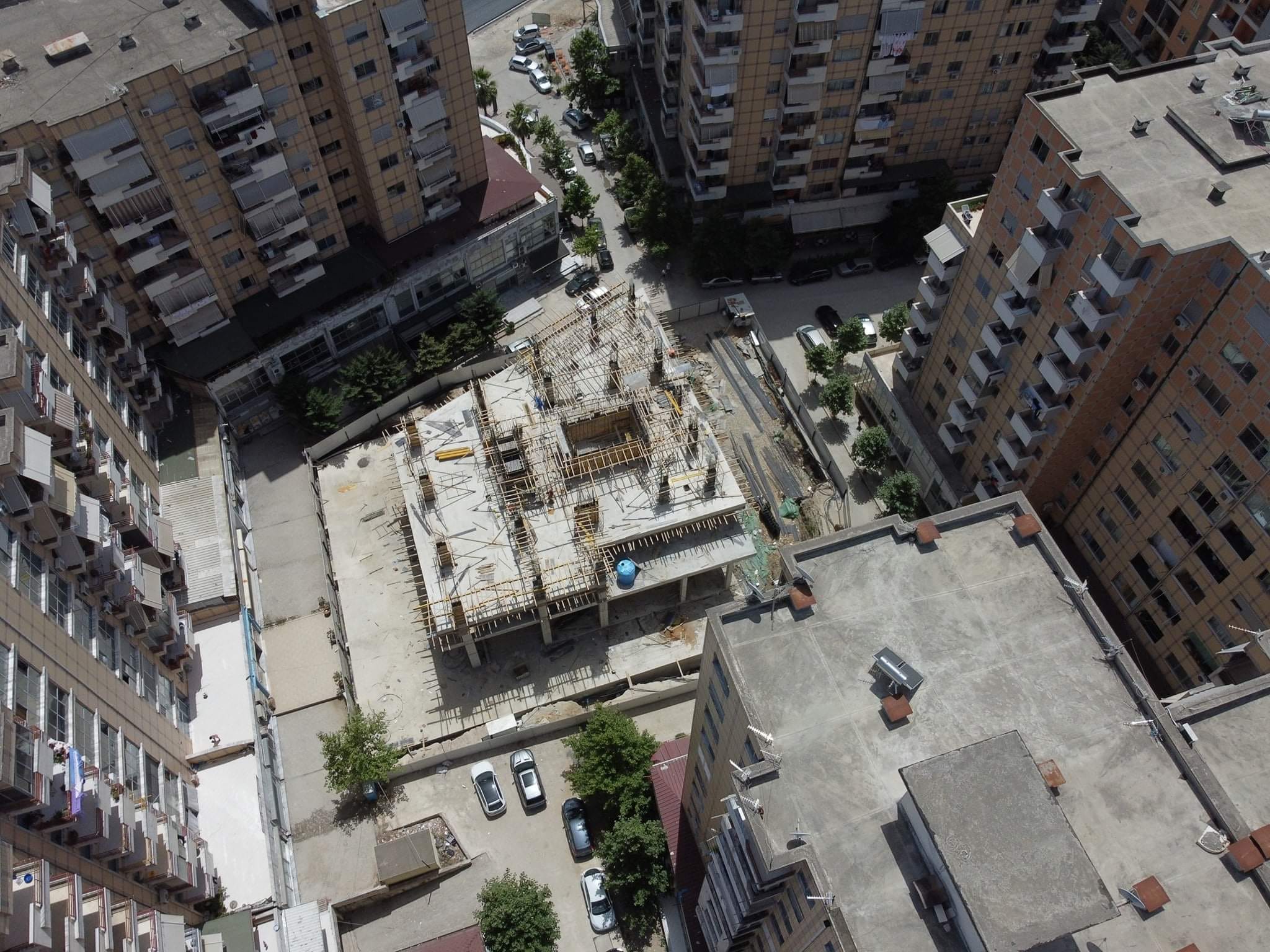 Veliaj “mbjell” kullën në mes të kompleksit të banimit në zonën e Astirit, godina ngrihet mes 5 ndërtesave të tjera
