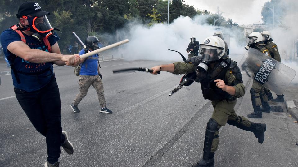 Vaksinimi me detyrim! Shpërthejnë grekët, qindra qytetarë protestë për planin e qeverisë