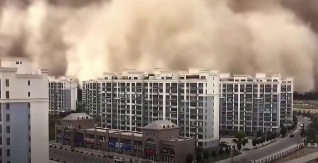 Pamje apokaliptike! Stuhia e rërës 100 metra e lartë ‘përpin’ qytetin kinez