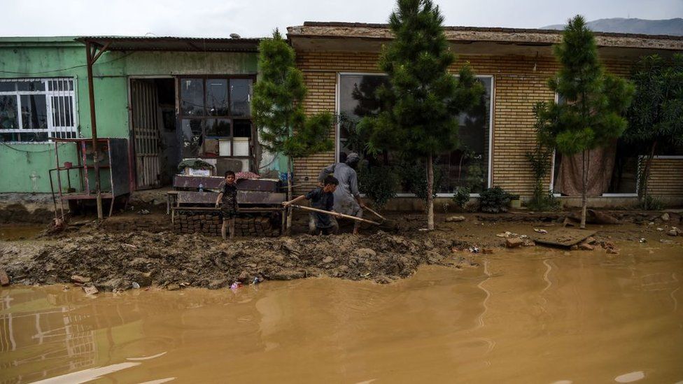 Përmbytjet masive në Afganistan, shkon në 60 numri i viktimave