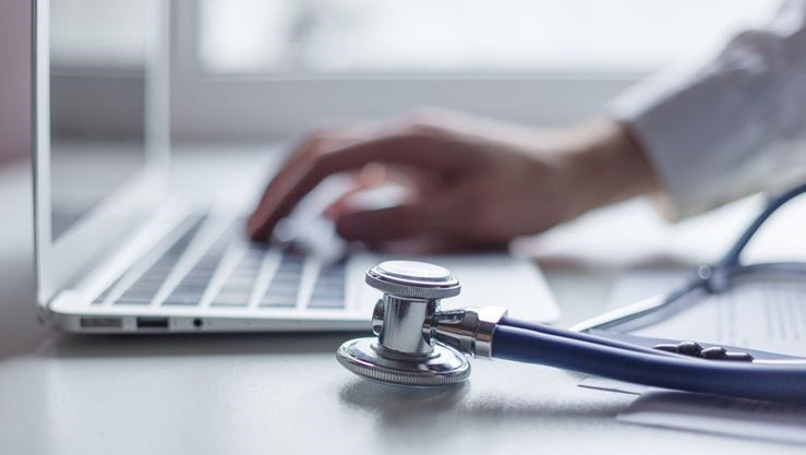 Ministria e Shëndetësisë kërkon të shënjestrohen mjekët antivaksinë në Facebook