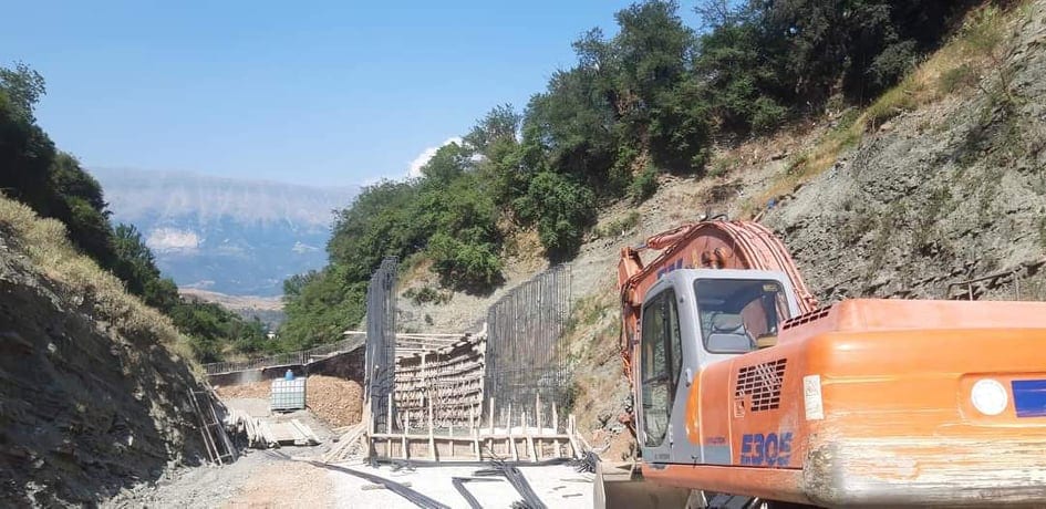 UNESCO: Të ndalohen urgjentisht punimet në Bypass-in e Gjirokastrës, dëmtojnë vlerat e zonës
