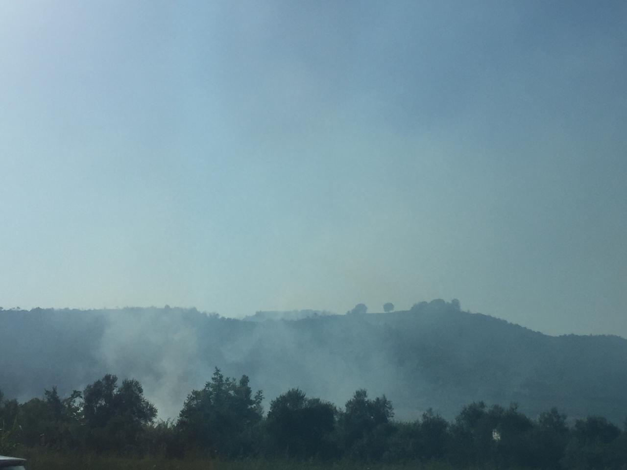Shqipëria nën “pushtetin” e zjarrit? Regjistrohen tre vatra të reja në kodrat e Vorës