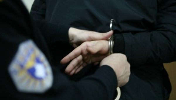 Tentoi t’u jap ryshfet policëve, arrestohet serbi