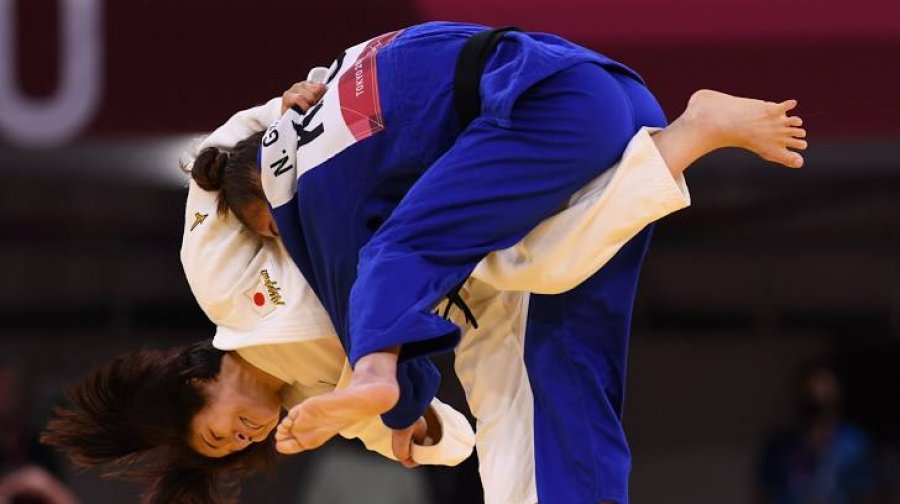 E paimagjinueshme! Teksa Nora Gjakova “luftonte” për medaljen e artë, RTSH jepte ndeshjen e Serbisë