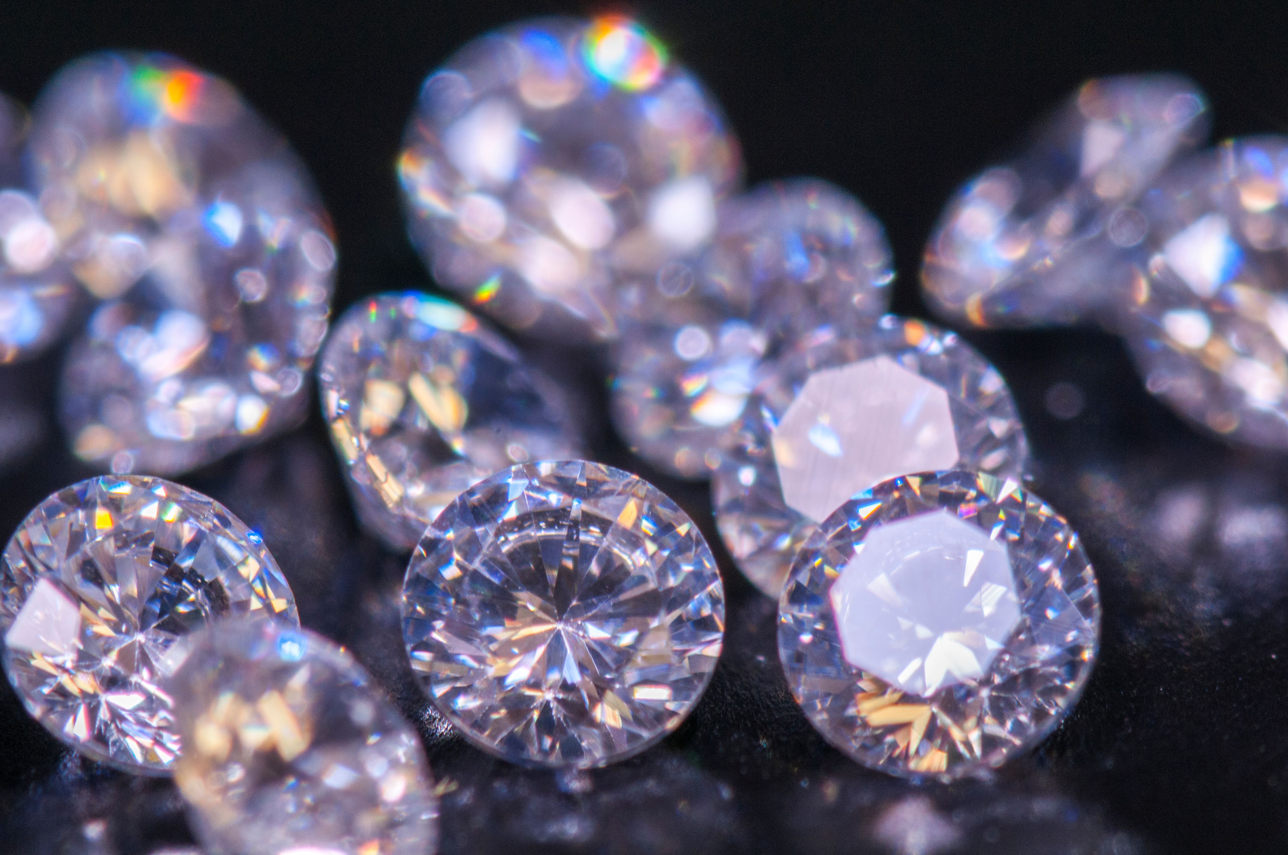 U hoq si eksperte e gurëve të çmuar, 60-vjeçarja vjedh në argjendari diamante me vlerë 4.2 milionë paund