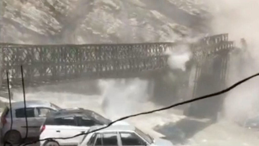 Momenti i frikshëm! Gurët gjigantë bien nga mali dhe ndajnë më dysh urën, vdesin 9 turistë
