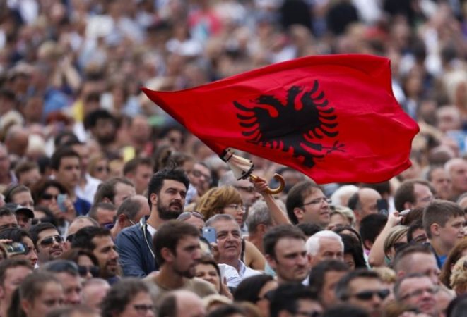 Mijëra shqiptarë në pritje të miratimit të Ligjit për shtetësinë