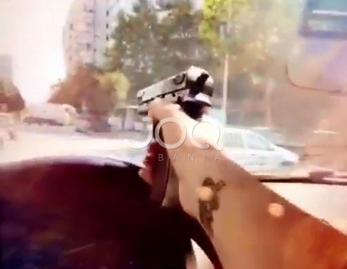 Ndodh në Tiranë/ E reja nxjerr pistoletën teksa ndodhet në timon, ia drejton makinave dhe kalimtarëve