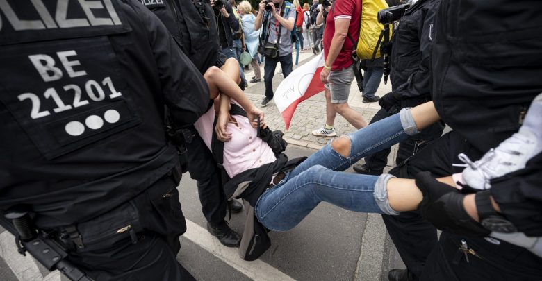 Kaos në rrugët e Berlinit/ Mijëra qytetarë përleshen me policinë gjatë protestës ndaj masave anti-Covid