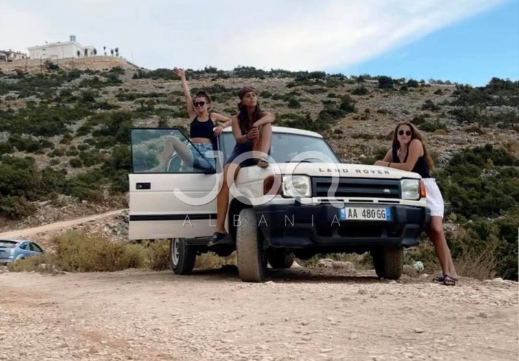 Hipur mbi makinë/ Del fotoja para aksidentit të vajzave me ‘Land Rover’, dy italiane dhe një shqiptare