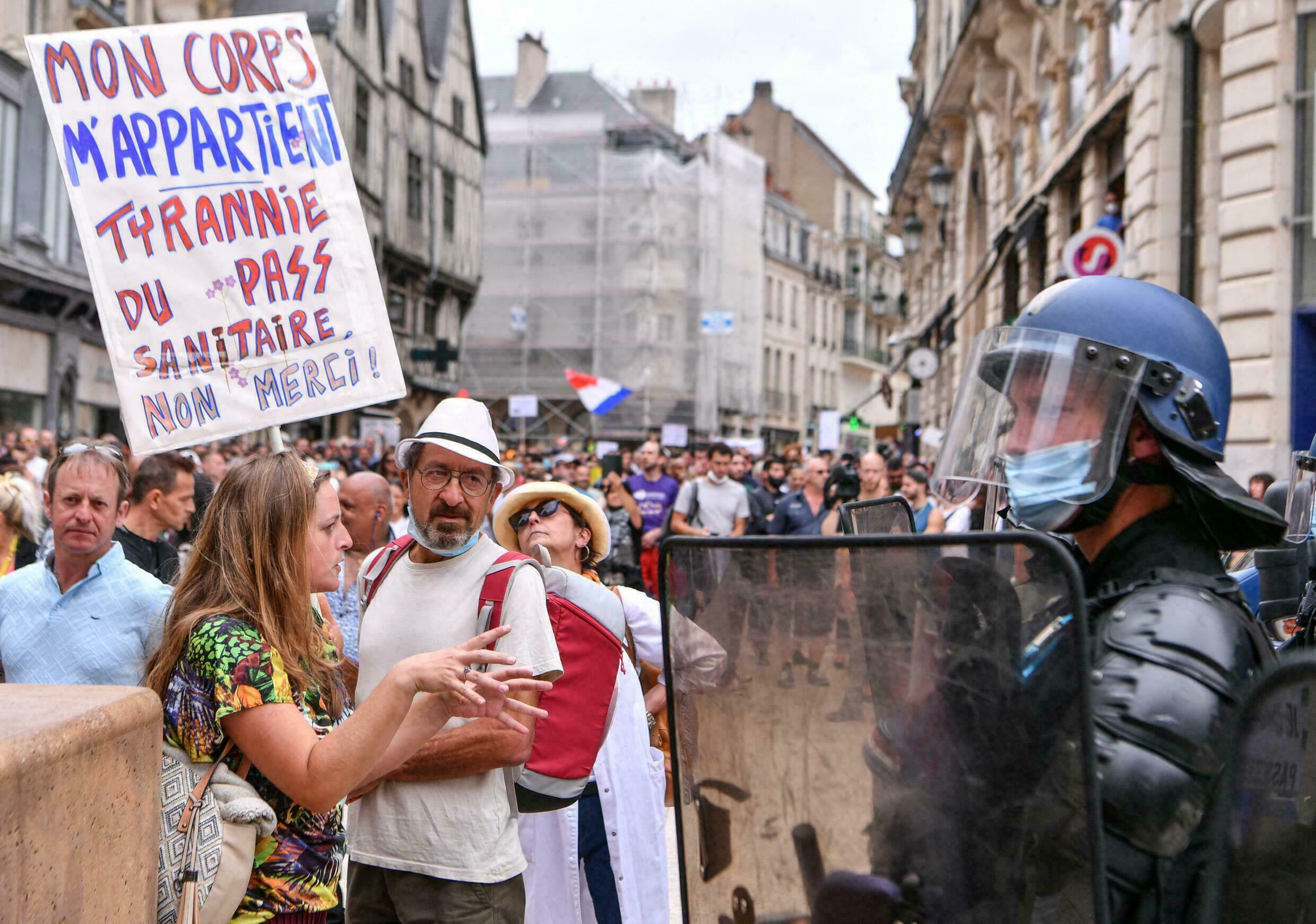 Pasaportë shëndetësore edhe në kafene/ Francezët dalin në protestë, përplasen me policinë