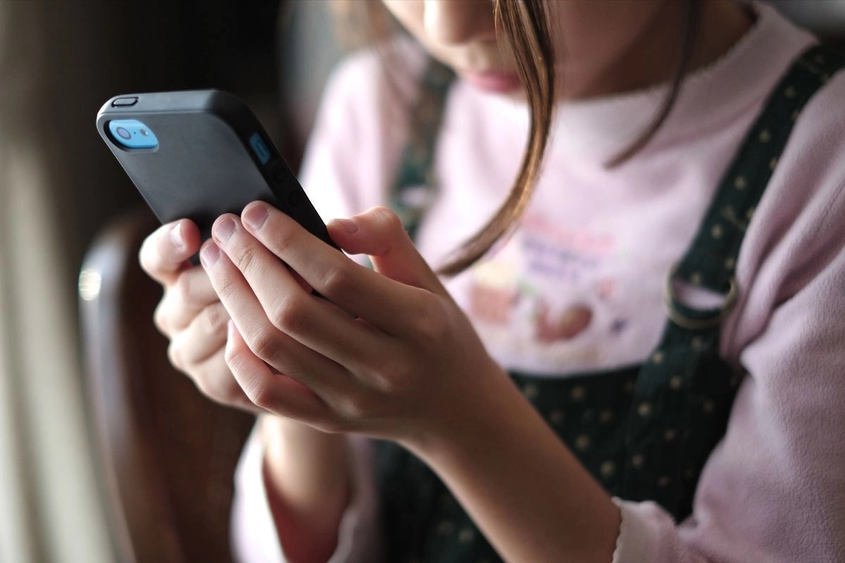 Iphone do të skanojë fotot abuzuese që u vijnë fëmijëve, paralajmërohen prindërit