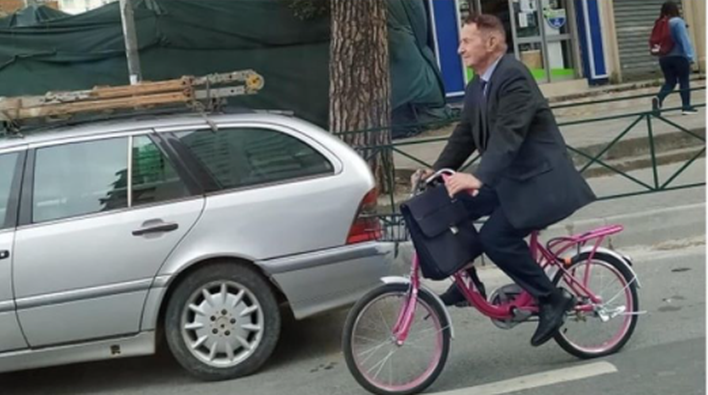 Selami Jenisheri që shkonte në Kuvend me biçikletë rozë i mbaron mandati: Tani dua të blej Vllazninë!