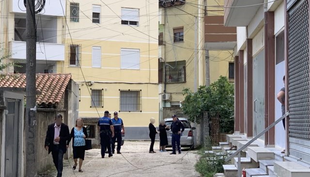 E rëndë në Tiranë! Një burrë bie nga ballkoni, vdes në vend