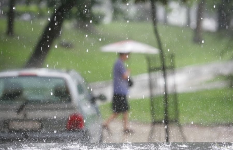 Vranësira dhe reshje shiu, parashikimi i motit për këtë të dielë