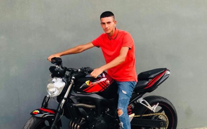 Tjetër tragjedi! 21-vjeçari shqiptar në Greqi përplaset me shtyllën elektrike, humb jetën në vend