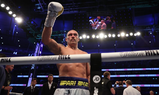 Usyk “shkatërron” gjigantin Anthony Joshua, shpallet kampion bote për peshat e rënda në boks