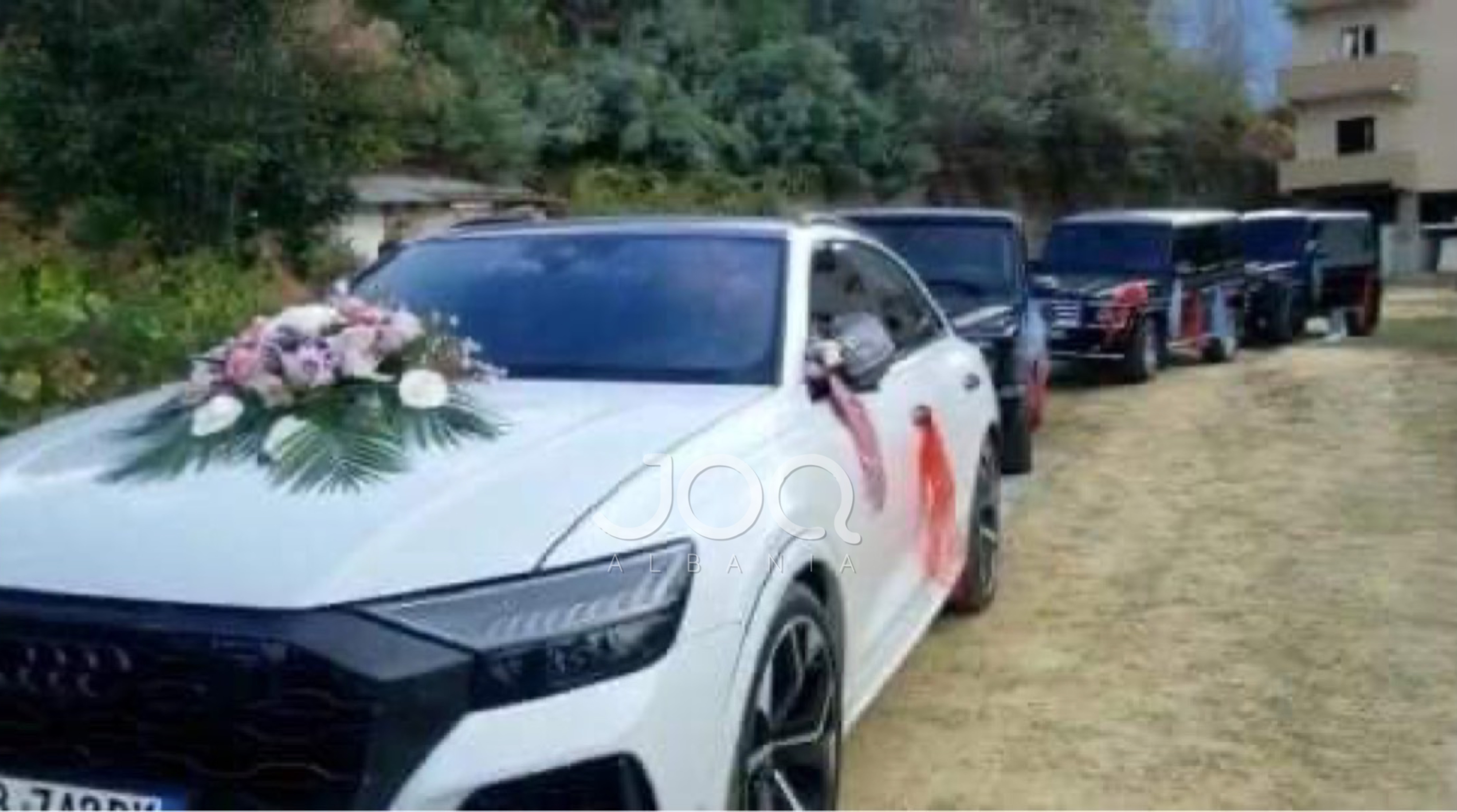 S’ka si dasmat shqiptare/ Rreshti i G-Class të zi merr nusen i kryesuar nga Audi i bardhë