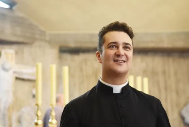 Skandal në Romë! Prifti vjedh fondet e kishës për të organizuar orgji dhe festë me drogë e alkool