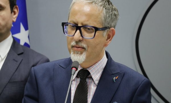 Mediumi shqiptar i përmend Arben Vitisë një skandal seksual (Video)