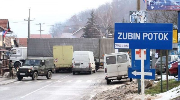 Tensionohet situata/ Serbët djegin Qendrën e Regjistrimit në Zubin Potok, hedhin granata dore në Zveçan