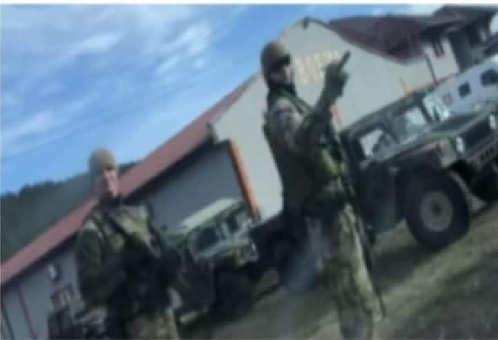 Tensionet Serbi-Kosovë/ Ushtari i KFOR-it i ngre gishtin e mesëm gazetarit serb