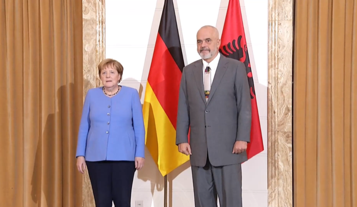 Merkel mbërrin në Tiranë me xhaketë blu, zbulohet mesazhi që fsheh për Ramën