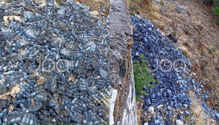 Puka “pushtohet” nga mbetjet plastike! Qytetari: Janë të firmës “Lajthiza”, i kanë hedhur në tokë