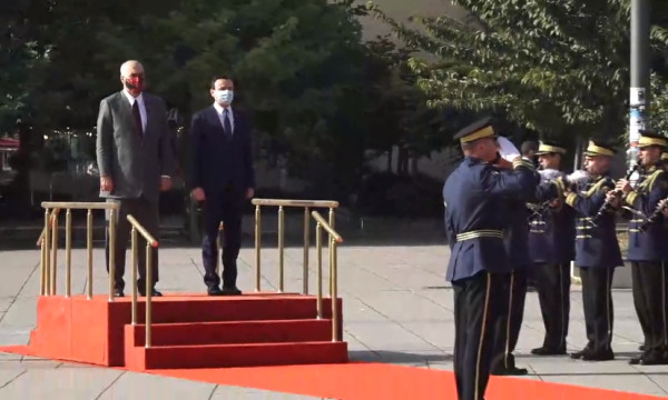 Edi Rama mbërrin në Prishtinë, pritet me ceremoni shtetërore