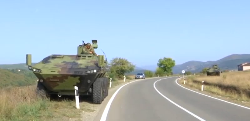 Ushtria serbe i afrohet Kosovës në dy kilometra