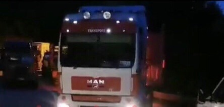 Kamioni i larguar nga barrikada, nuk lejohet të hyjë në Serbi
