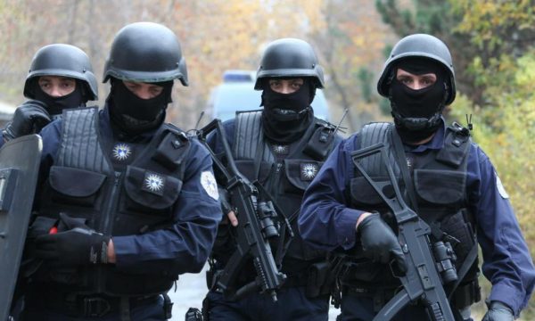 Arrestohen tre persona që incizuan kampin e Njësisë Speciale në Mitrovicë